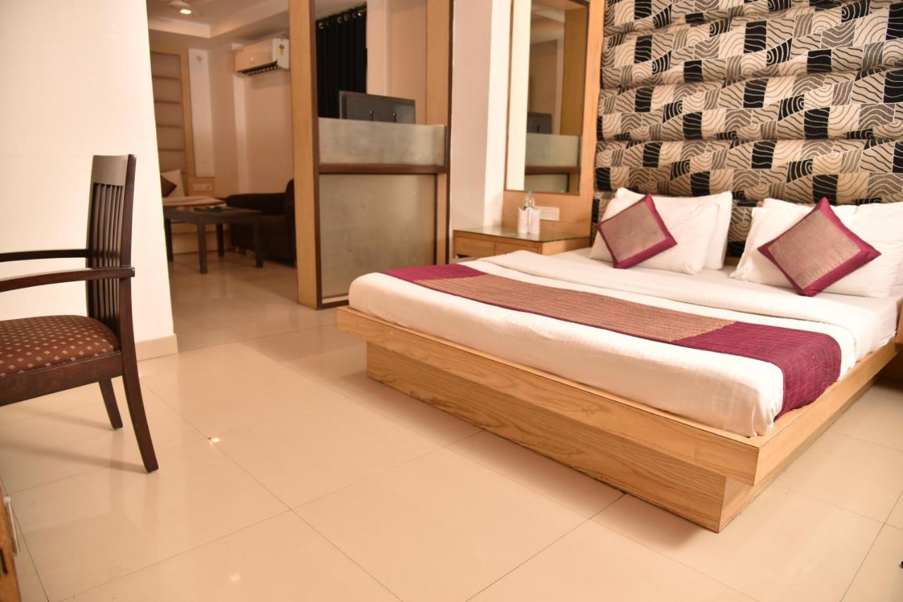 Hotel Yellow Saffron Δελχί Εξωτερικό φωτογραφία