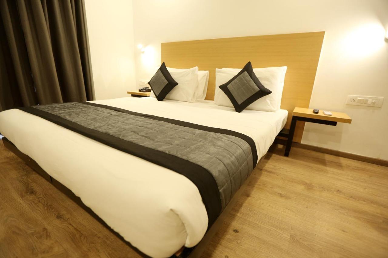 Hotel Yellow Saffron Δελχί Εξωτερικό φωτογραφία